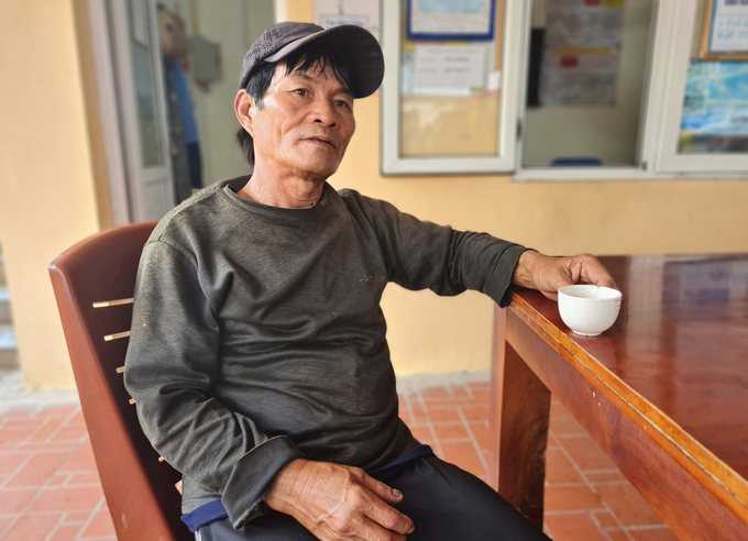 Mang tiếng chủ tàu nhưng thực chất mỗi chuyến vươn khơi ông Thủy chỉ lãi 500.000 - 1.000.000 đồng, chưa kể nhiều chuyến lỗ nặng. Ảnh: Việt Khánh.