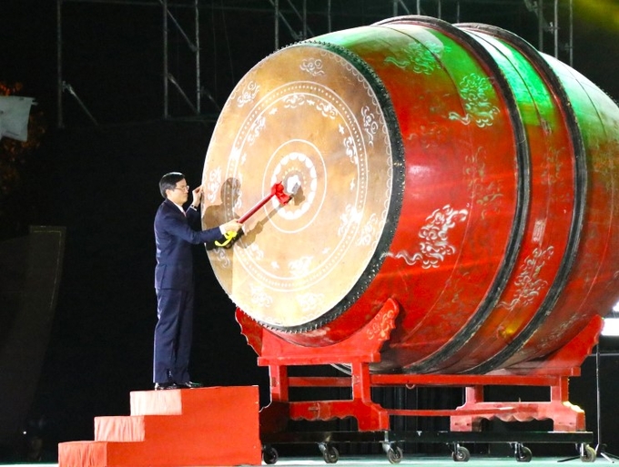 Đồng chí Đoàn Minh Huấn, Bí thư Tỉnh ủy Ninh Bình tiến hành nghi thức đánh trống khai hội. 