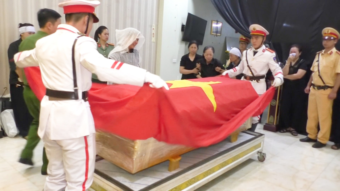 Phút tiễn đưa trung tá Quách Văn Trường, Phó đội trưởng Phòng Cảnh sát giao thông Công an tỉnh Lào Cai. Ảnh: T.T.