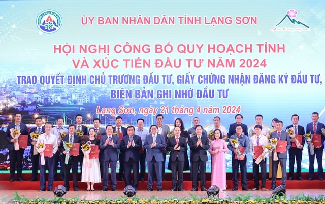 thu-tuong-voi-lang-son-181220_466.jpeg Thủ tướng và lãnh đạo các bộ, ngành, địa phương cùng các nhà đầu tư được trao Quyết định chủ trương đầu tư, Giấy chứng nhận đăng ký đầu tư. Ảnh: VGP/Nhật Bắc.