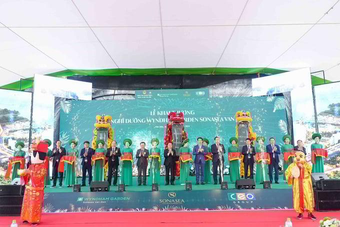 2204980_ceo11_09490121-123858_14.jpeg Các đại biểu cắt băng khai trương khu nghỉ dưỡng Wyndham Garden Sonasea Van Don.
