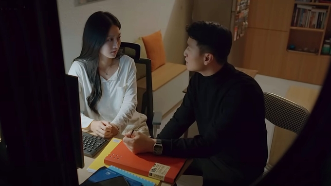 truc-tiep-lo-hen-voi-ngay-xanh-tap-25-tren-vtv1-hom-nay-22-4-142546_147.jpg Hiệp và Duyên thảo luận về báo cáo. Ảnh CMH
