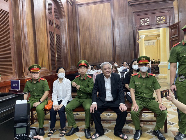 1713846029-img8810-17138361270371348623742-width640height480-122910_884.jpg Cha con ông Trần Quí Thanh tại tòa.