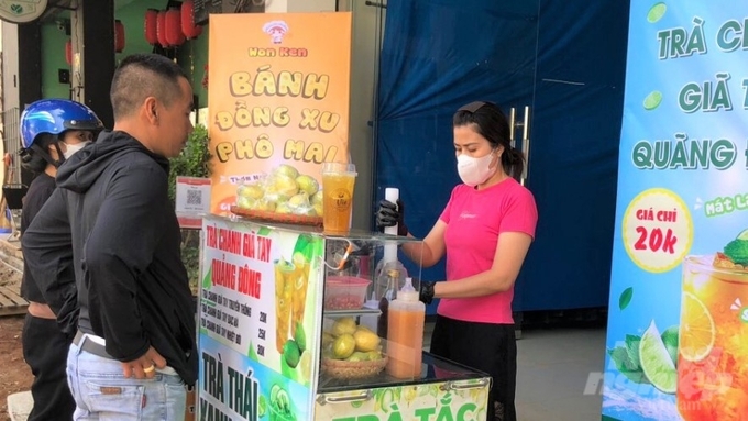 Theo các chủ quán, nước thức uống giải nhiệt vào mùa nắng nóng rất đắt hàng. Ảnh: Trần Phi.