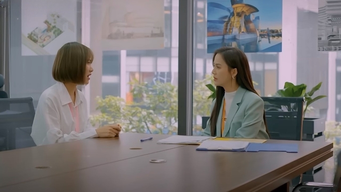 Chi mạch lẻo với Giang về bản báo cáo của Duyên. Ảnh CMH