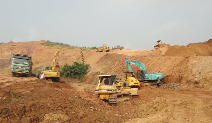 Nhà thầu tập trung trang thiết bị máy móc thi công đập Khe Lại đủ 3 ca/ngày. Ảnh: Hồ Quang.