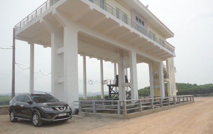 Tràn xả lũ đập Khe Lại vận hành bằng điện năng. Ảnh: Hồ Quang.