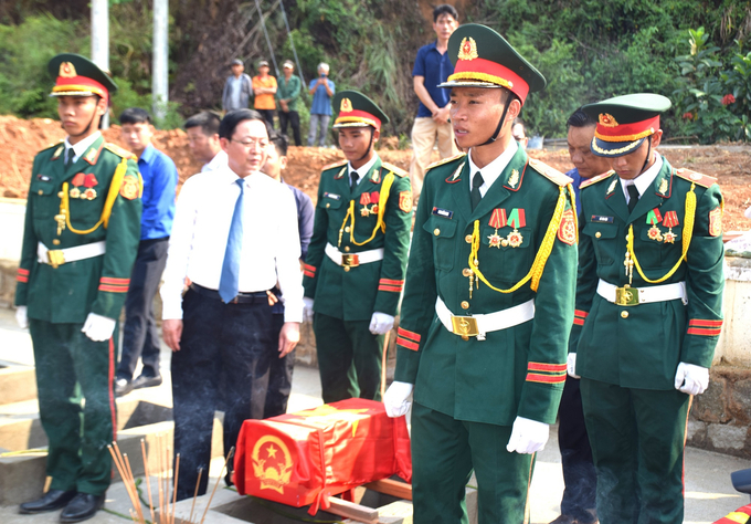 7-liet-si-bam-chot-49-nam-gio-duoc-doan-tu-voi-dong-doi-145940_948.jpg Ông Hồ Quốc Dũng, Bí thư Tỉnh ủy Bình Định (áo trắng) tại lễ an tang hài cốt các liệt sĩ. Ảnh: V.Đ.T.