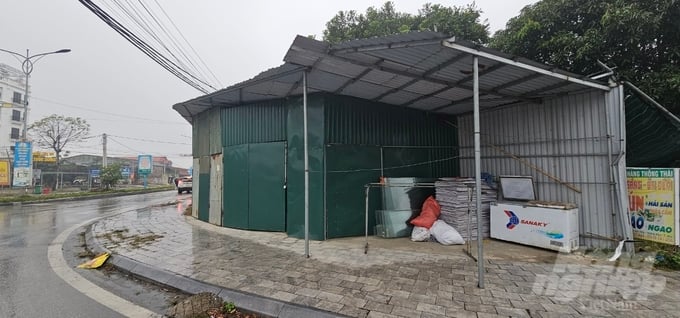 UBND xã Hoằng Tiến hứa thu hồi phần đất giáp ranh quây tôn để bù diện tích còn thiếu cho gia đình bà Khắc nhưng chính quyền đã không thực hiện. Ảnh: Quốc Toản.