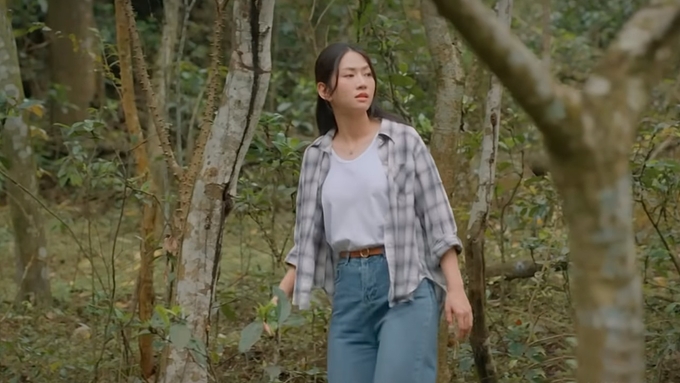 Duyên và Thường vào rừng tìm Giang. Ảnh CMH