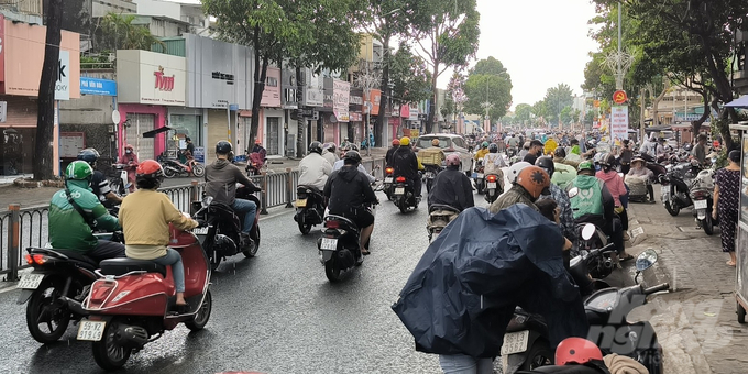 Dù mưa chỉ đủ làm ướt mặt đường nhưng nhiều người vẫn cảm thấy vui mừng. Ảnh: Lê Bình.