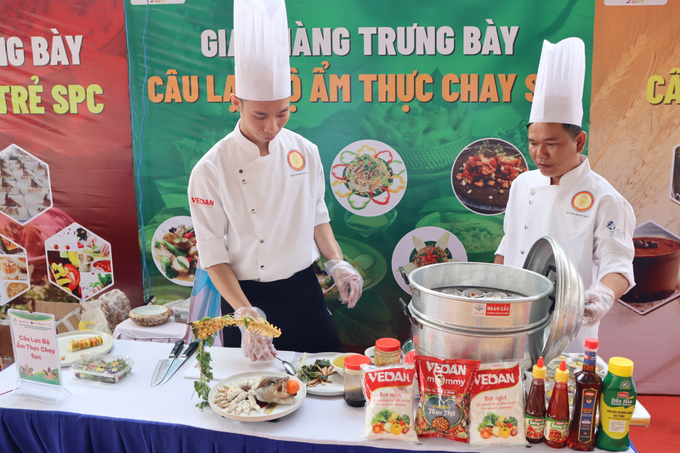 z5384531390684_421d31ff47539c569725d7406b42423d-153559_920.jpg Các đầu bếp trổ tài chế biến món ăn từ sâm dây. Ảnh: Tuấn Anh.
