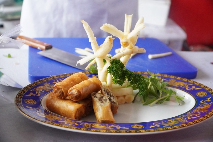 z5385709915983_6e9997d45b03a1ca0131a23c597bd3c2-153758_157.jpg Món ăn chế biến từ sâm dây được trình bày rất công phu. Ảnh: Tuấn Anh.
