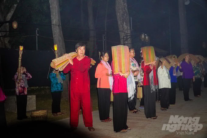 anh-2-170551_268-170551.jpeg Chương trình được tổ chức định kỳ vào ngày 16 âm lịch hàng tháng, bắt đầu từ lúc 19 giờ. Tái hiện chợ ma Định Yên là chương trình nghệ thuật thực cảnh giúp người xem bước vào một không gian lịch sử rất xa, rất xưa trên vùng đất này.