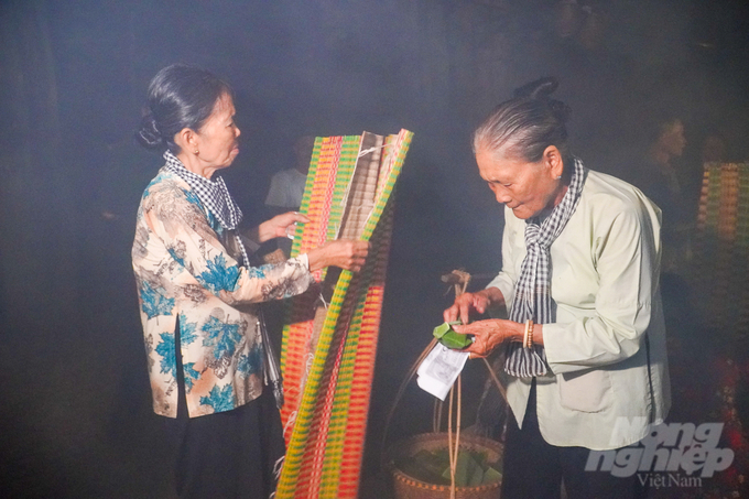 anh-4-170634_586-170634.jpeg Giữa không gian tĩnh mịch của đêm khuya, trên đường đến chợ, người dân đốt đèn dầu mù u hay những ánh đuốc lá dừa lập lòe, vừa đi vừa quơ rọi đường đi, lúc ẩn lúc hiện. Đến chợ, người mua thì ngồi, người bán thì đứng và đi lại cùng những chiếc đèn hột vịt leo lét, phập phù dùng để mua bán, chẳng khác nào những bóng ma lờn vờn giữa những con đường, sông rạch dày đặc bóng đêm nên dân gian gọi là 'chợ ma'.