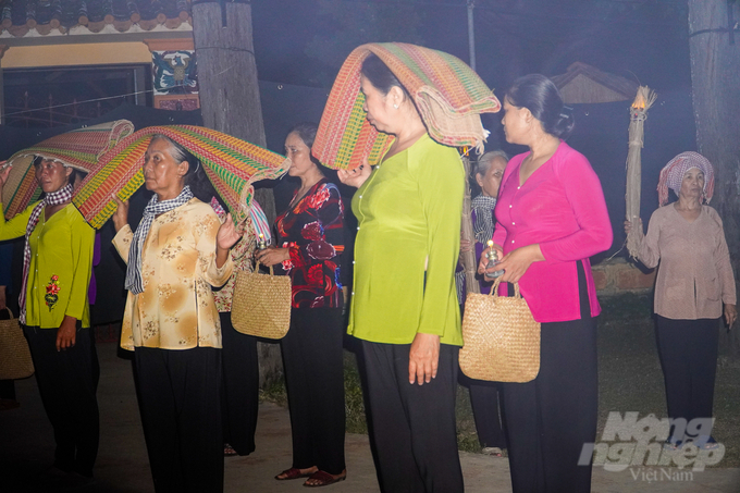 anh-5-170655_83-170655.jpeg Người bán vác chiếu đi lại ngang dọc để chào hàng.