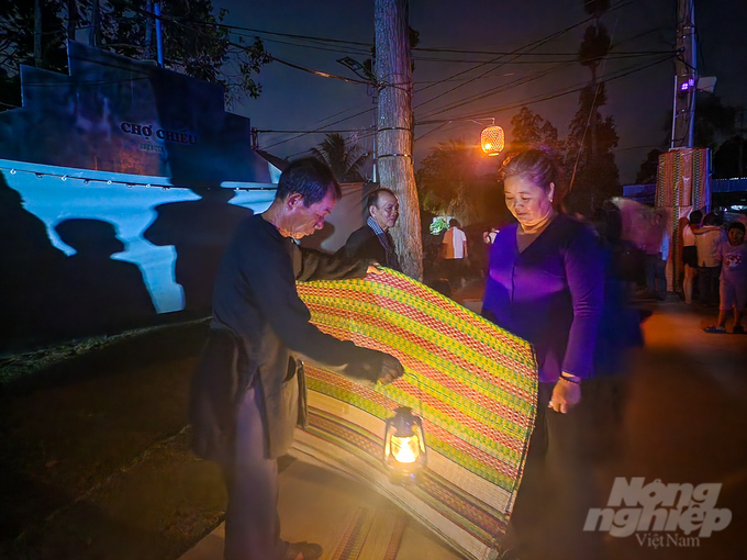 anh-6-170720_965-170720.jpeg Tiểu thương tay cầm đèn, soi kỹ từng đường nét dệt trên chiếu, tùy theo chất lượng mà ngã giá.