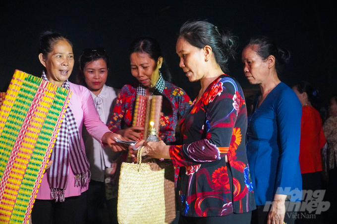 anh-7-170739_588-170740.jpeg Người mua sẽ chọn một nơi trong khu chợ, ngồi chờ chọn chiếu và ngã giá mua hàng. Thương lái mua số lượng lớn sẽ chuyển hàng xuống ghe dưới bến để mang đi tiêu thụ.