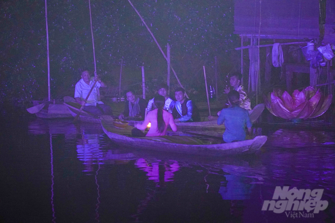 anh-8-170759_978-170759.jpeg Dưới bến sông, ghe xuồng di chuyển xuôi ngược, một vài chiếc ghe đậu cặp bờ để trò chuyện, đờn ca tài tử. Các đôi trai gái trong làng cất tiếng hò đối đáp xóa tan không gian tĩnh mịch.