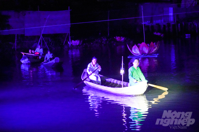 anh-9-170821_275-170821.jpeg Nhằm tạo hiệu ứng cao cho chương trình nhưng vẫn đảm bảo phù hợp với ngữ cảnh của một chợ xưa mộc mạc, chương trình tái diễn không gian chợ ma Định Yên đã bổ sung thêm một số nội dung hư cấu, cách điệu và phá cách một số cảnh trí, tiếng động, để sự giao thoa văn hóa giữa các vùng miền.