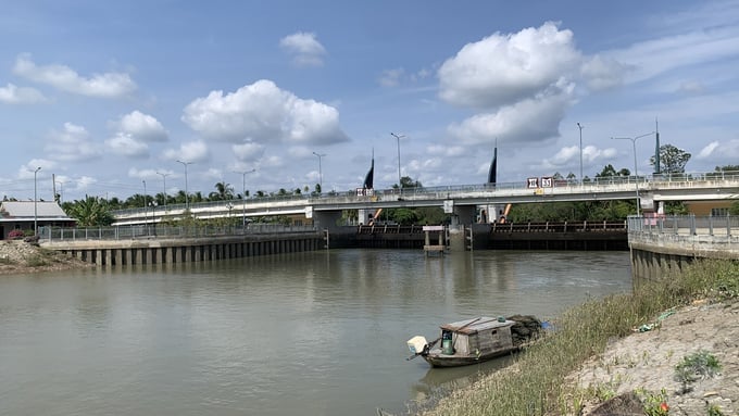 Along with Bong Bot sewer, Tan Dinh sewer is operating directly to protect thousands of hectares of fruit trees and crops of farmers in Tra Vinh province. Photo: Ho Thao.