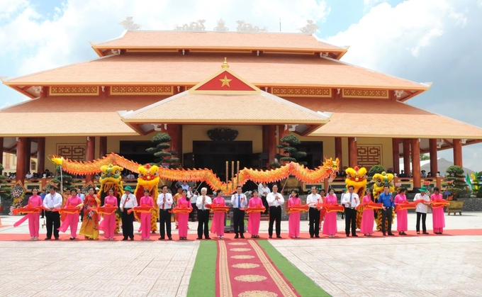 Phó Thủ tướng Lê Minh Khái cùng các đại biểu cắt băng khánh thành đền thờ anh hùng liệt sỹ lực lượng vũ trang nhân dân và thanh niên xung phong hi sinh trên tuyến đường 1C. Ảnh: Trung Chánh.