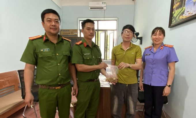 Chủ tiệm vàng Kim Ngọc Hiến nhận lại tài sản bị trộm. Ảnh: Quang Yên.
