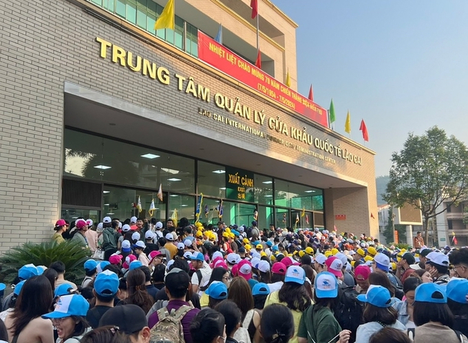z5388009704479-b1cce2e23f16fc146bdc012928a38dee-1562-154757_939.jpg Khách du lịch xuất cảnh được các hướng dẫn viên tập trung tại Cửa khẩu Quốc tế Lào Cai. Ảnh: P.Bằng.