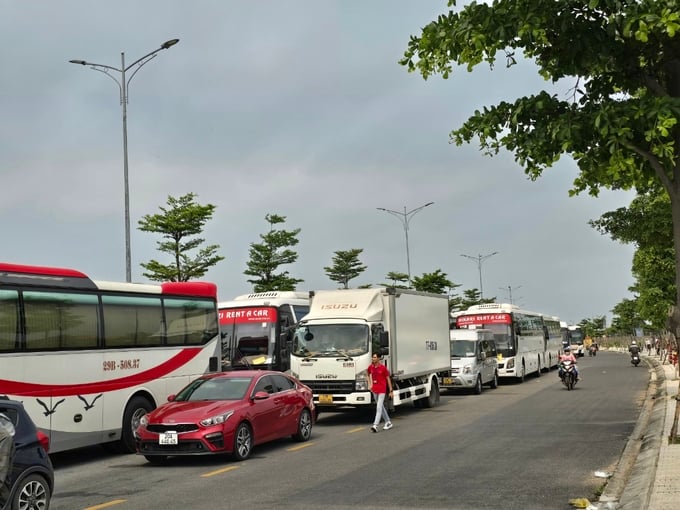 tac-pha-7-140220_408.jpg Đoàn xe ô tô xếp hàng kéo dài cả kilomet chờ đến lượt lên phà. Ảnh: Đinh Mười.