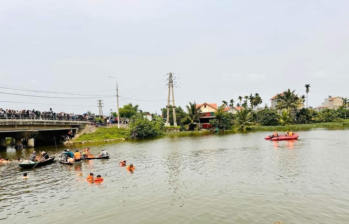 fb_img_1714383014701-163710_696.jpg Lực lượng chức năng tổ chức tìm kiếm nạn nhân.