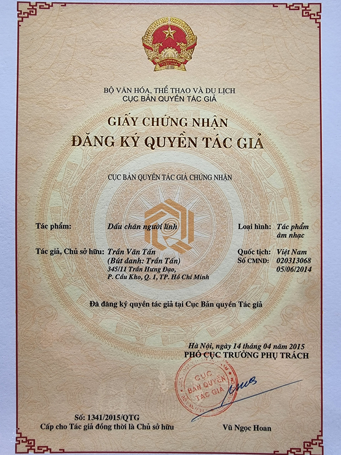 s2110383-182629_816.jpg Chứng nhận bản quyền ca khúc 'Dấu chân người lính' của đại tá Trần Văn Tấn. Ảnh: Phúc Lập.