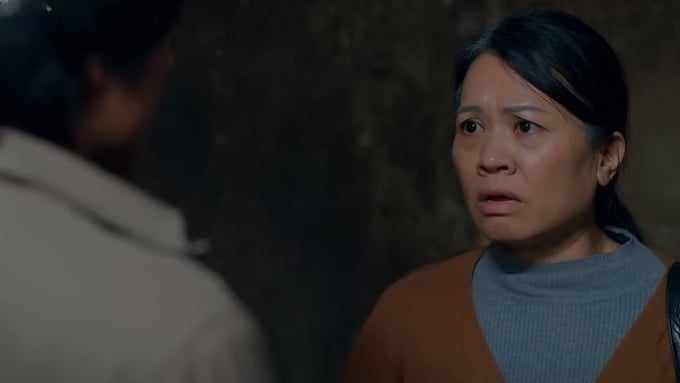 Bà Định lo lắng hỏi laiij chồng về chuyện năm xưa. Ảnh CMH