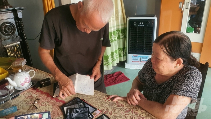 z5373890331391_aebfc73d88572d715c6d3fefc1980732-035324_565-035324.jpg Ông Câu lần giở những kỷ vật của gia đình...