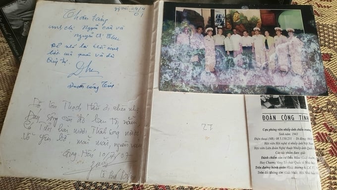 z5373890332452_f716e2aa25e88ff053770bcfbe6c62a9-035325_976-035325.jpg Lưu bút của nghệ sỹ nhiếp ảnh Đoàn Công Tính và nhà thơ Lê Bá Dương trong lần tìm về thăm gia đình nữ du kích trong bức ảnh Nguyễn Thị Thu vào năm 2007.