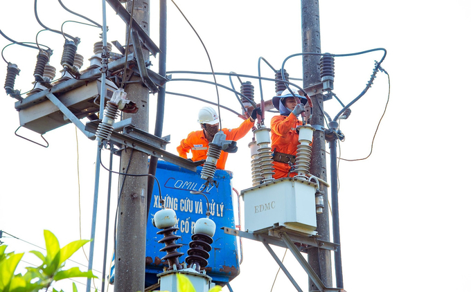 z5401173442205_58004aa89ea6910dfaa53de8d13aef94-120324_540.jpg Sửa chữa điện mùa nắng nóng. Ảnh: EVN cung cấp.