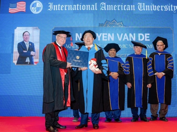 Ông Nguyễn Văn Đệ được Đại học quốc tế Hoa Kỳ trao bằng Viện sĩ danh dự.