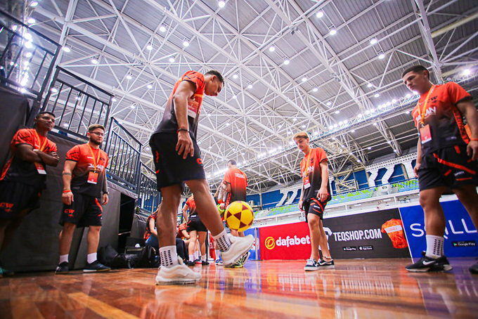 Vận động viên thi đấu môn Teqball. Ảnh: Sở TTTT cung cấp.