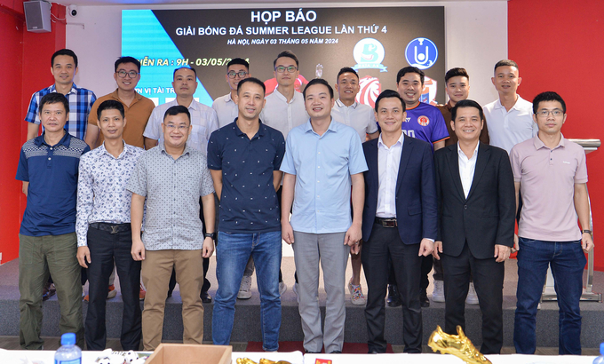 Ban tổ chức Summer League 2024 chụp ảnh lưu niệm cùng 8 đội bóng, các nhà tài trợ và khách mời tham dự. Ảnh: Bảo Thắng.