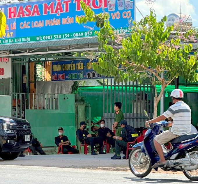 phan-bon-125407_277.jpg Cơ quan chức năng thi hành lệnh khám xét tại 3 điểm sản xuất, mua bán phân bón liên quan đến Công ty TNHH Hasa Mặt Trời. Ảnh: NL.