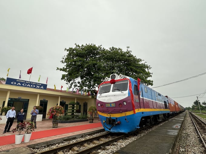 The multimodal train convoy consisting of 12 containers carrying sulfur, aluminium, and milk departed from Cao Xa station this morning. Photo: VNR.