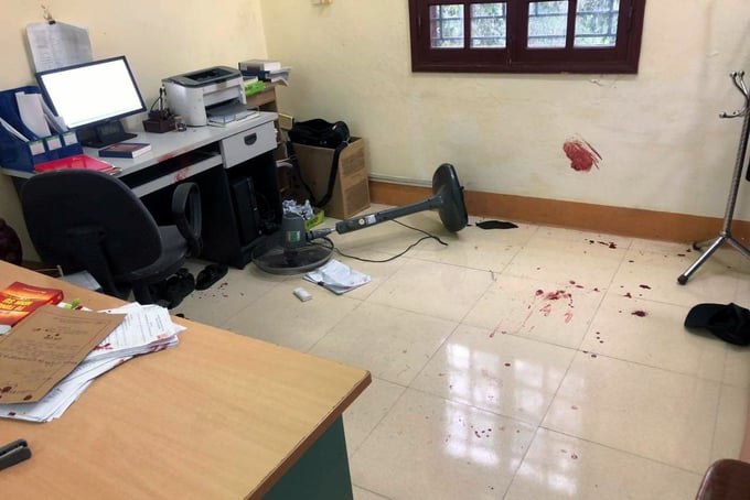 z5403723706663_993ad5e9f2d89f7b42dde05c4384264a-084803_715.jpg Phòng làm việc của ông Nguyễn Văn Quý, Phó chánh án Tòa án Nhân dân huyện Cam Lộ còn để lại nhiều vết máu. Ảnh: HT.