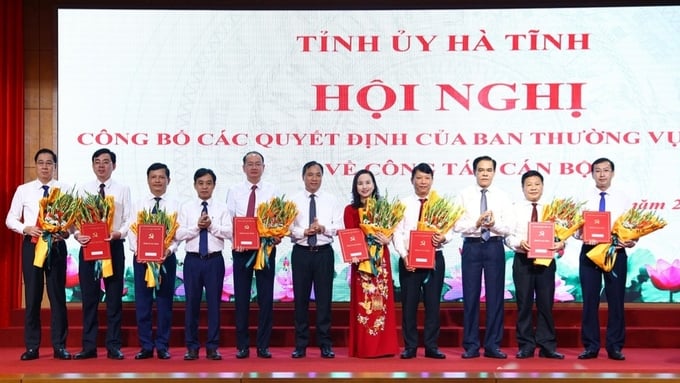20240504_130359-130713_359.jpg Bí thư Tỉnh ủy và Chủ tịch UBND tỉnh Hà Tĩnh trao quyết định điều động, luân chuyển, bổ nhiệm cho các cán bộ. Ảnh: BHT.