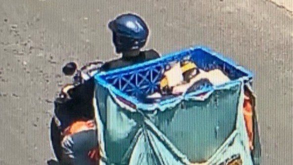 Khi thấy xe của nam shipper để chìa khóa trên xe nên Huy dừng xe để Hoàng nhảy xuống bật chìa khóa, chạy đi tẩu thoát.