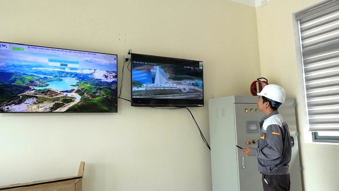 1-110659_119.jpg Nhân viên của Công ty KTCTTL Bình Định quản lý hồ chứa nước Đồng Mít (huyện An Lão, Bình Định) đang kiểm tra nguồn nước trong hồ. Ảnh: V.Đ.T.