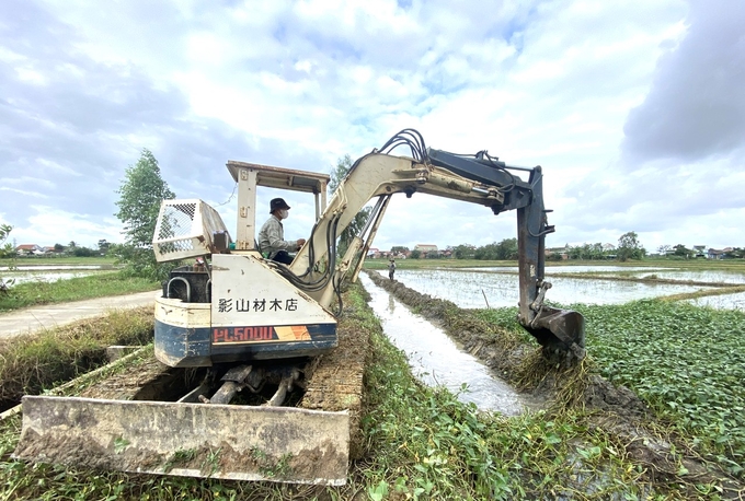 Hợp tác xã Nông nghiệp 2 Nhơn Thọ (thị xã An Nhơn, Bình Định) nạo vét kênh mương bằng cơ giới để tránh thất thoát nước tưới. Ảnh: V.Đ.T.