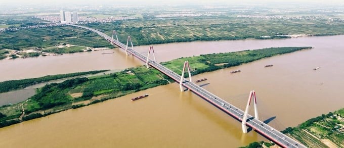 The proposal to build water-raising dams on the Red River has a solid scientific basis, which is the research results of three State-level scientific topics previously conducted by VAWR. Photo: Minh Phuc.