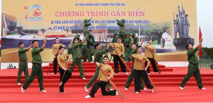 Tỉnh Yên Bái tổ chức chương trình gắn biển Di tích lịch sử Quốc gia Bến Âu Lâu. Ảnh: Thanh Tiến.