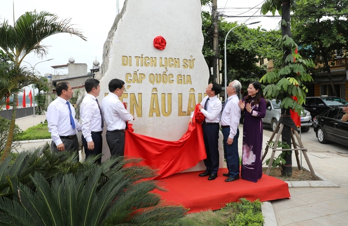 a-2-191157_150.jpg Lãnh đạo tỉnh Yên Bái và nhân chứng lịch sử thực hiện nghi thức gắn biển Công trình Di tích lịch sử Quốc gia Bến Âu Lâu. Ảnh: Thanh Tiến.
