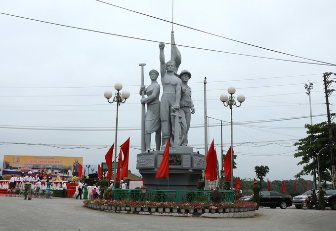a-3-191325_939.jpg Tượng đài tại khu Di tích lịch sử Bến Âu Lâu. Ảnh: Thanh Tiến.