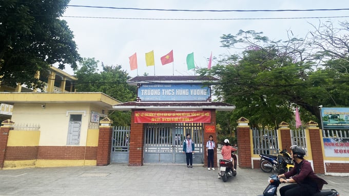 hoc-sinh-bi-moi-ra-khoi-lop-phu-huynh-chui-co-giao-la-gai-ban-dam-113202_509.jpg Trường THCS Hùng Vương, nơi xảy ra vụ việc. Ảnh: CĐ.